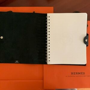 Compact size notebook.It can also be used as a notepad. Leather.